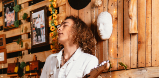 Samu Páramo, un joven talento colombiano, ha logrado combinar su pasión por la música y la psicología en un proyecto único denominado "Salvar vidas con arte".