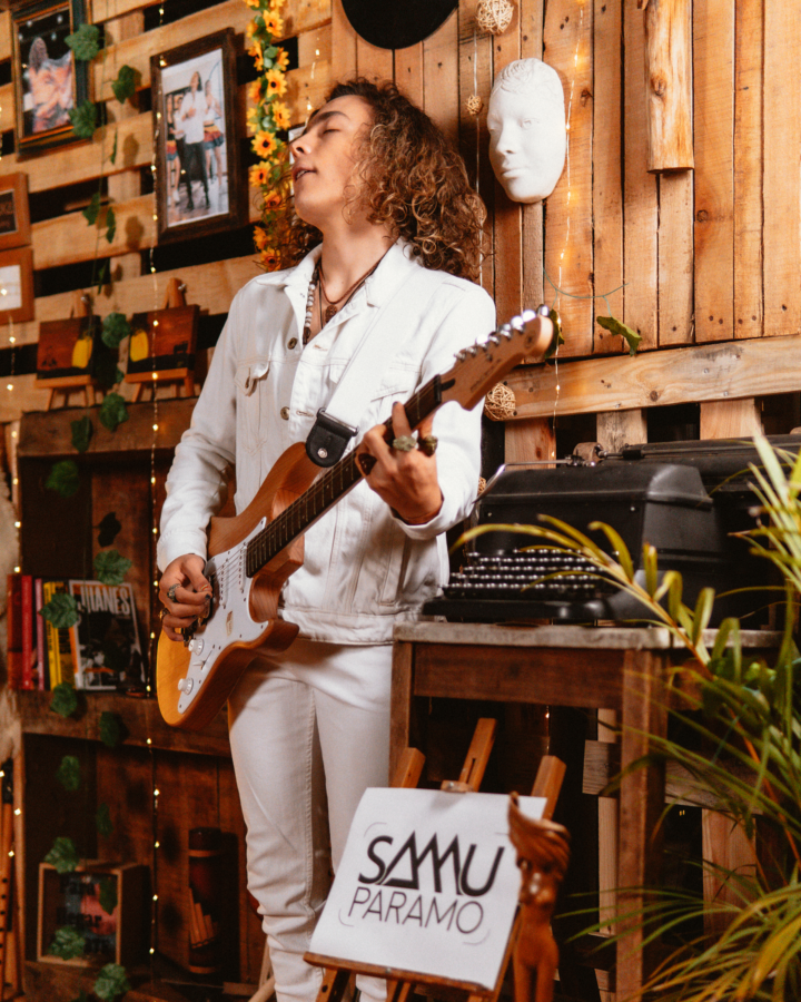 Samu Páramo, un joven talento colombiano, ha logrado combinar su pasión por la música y la psicología en un proyecto único denominado "Salvar vidas con arte".