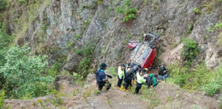 Un trágico accidente de tránsito dejó como saldo la muerte de dos personas, un padre y su hijo, en la vía Panamericana, en el límite entre las parroquias San Lucas y Santiago, en el cantón Loja.