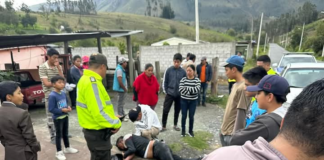 Un grave incidente ocurrió en el sector del paradero "El Campestre", cerca de Penipe, donde un motociclista atropelló a un ciudadano que cruzaba la carretera.