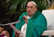 El Papa Francisco, quien permanece hospitalizado desde la semana pasada por una neumonía, continúa en estado crítico y bajo pronóstico reservado, según el último informe emitido por el Vaticano.