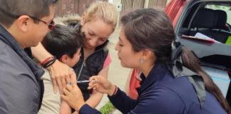 El Centro de Salud Tipo C Espoch Lizarzaburu, a través de sus brigadas de vacunación, realizó una intervención este fin de semana pasado, en el Barrio Los Olivos de Riobamba, con el objetivo de reforzar las estrategias de prevención ante enfermedades respiratorias.