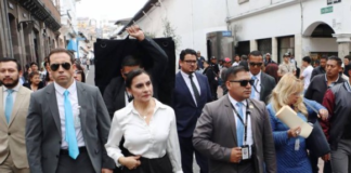 La vicepresidenta Verónica Abad solicitó este 7 de febrero, al presidente Daniel Noboa, mediante una carta, abrir una mesa de diálogo en la que participen autoridades de la iglesia y representantes internacionales para "reconocer y superar sus diferencias".