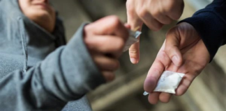 En un nuevo golpe contra el narcotráfico en Riobamba, tres personas fueron sentenciadas a veinticuatro meses de prisión por el delito de asociación ilícita con fines de tráfico de drogas.