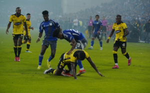 El evento de presentación oficial del plantel de Emelec para la temporada 2025, fue suspendido este 11 de febrero, luego de que un petardo explotara cerca del área de Barcelona SC, afectando al arquero José Contreras.