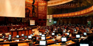 El Pleno de la Asamblea Nacional creará desde las 10h00 del jueves 27 de febrero una comisión ocasional, la cual tramitará un proyecto de enmienda constitucional que busca reconocer al dólar como la moneda oficial de Ecuador.