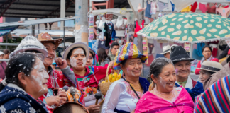 En el Mercado "La Esperanza" de Riobamba se realizó este 26 de febrero, una fiesta llena de color, música y folclor durante el Concurso de Coplas de Carnaval, un evento con representantes de distintos mercados de la ciudad para celebrar una de las festividades más representativas de la cultura ecuatoriana.