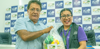 En un acto de solidaridad y compromiso social este 31 de enero, el alcalde de Pastaza, Germán Flores Meza, junto al administrador de la Unidad de Servicio Social del Municipio, realizó la entrega de 18 kits de alimentos a los socios de la Asociación de Personas Sordas de Pastaza.
