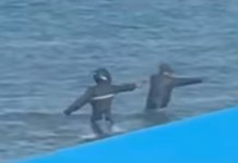 Una persona falleció y otra resultó herida luego de que dos sicarios les dispararan mientras estaban en el mar, en General Villamil Playas, provincia del Guayas, este 14 de febrero.