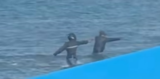 Una persona falleció y otra resultó herida luego de que dos sicarios les dispararan mientras estaban en el mar, en General Villamil Playas, provincia del Guayas, este 14 de febrero.