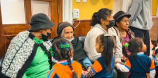 Niños y adultos mayores se reunieron para celebrar el Día del Amor y la Amistad, este 14 de febrero, en un encuentro intergeneracional que promovió la convivencia y el intercambio de afecto entre generaciones.