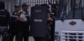 Un tribunal de la Corte Provincial del Guayas rechazó la apelación presentada por los 16 militares procesados en el caso Las Malvinas, manteniendo la medida de prisión preventiva en su contra. La decisión judicial se produjo la mañana del jueves 20 de febrero de 2025, tras la reinstalación de la audiencia que había iniciado el día anterior.