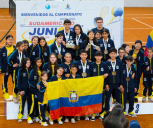 Chimborazo dijo “presente” en el Sudamericano Junior de Squash Quito 2025, que se realizó bajo el aval de la Confederación Sudamericana de Squash y la Federación Ecuatoriana de Squash. El evento convocó a las selecciones de varias regiones, y los atletas de Chimborazo compitieron en las categorías Sub-17 y en los distintos formatos de competencia.