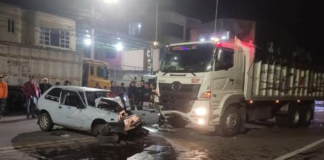 En Cajabamba, Colta, una tranquila parroquia chimboracense se vio sacudida por un trágico accidente de tránsito que cobró la vida de una persona en la noche del 25 de febrero, el siniestro, en el que se vieron involucrados un vehículo liviano y un camión, ha generado conmoción entre los habitantes y reavivado el debate sobre la seguridad vial en la zona.