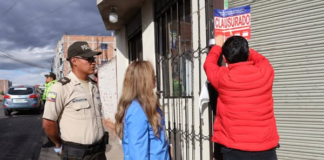 En una acción en favor de la salud pública, la Comisaria de Policía de Riobamba, Jeanneth Maza, junto a personal de la Policía Nacional del Ecuador y técnicos de la Arcsa (Agencia Nacional de Regulación, Control y Vigilancia Sanitaria