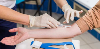 En Ecuador, las enfermedades crónicas no transmisibles como la hipertensión arterial y la diabetes mellitus representan un desafío creciente para la salud de los ecuatorianos, afectando a poblaciones cada vez más jóvenes.