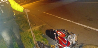 La Policía Nacional del Ecuador en la vía al Torneado, altura de Achachi, realizó este 31 de enero un operativo de seguridad que culminó con la aprehensión de una motocicleta y el decomiso de un arma de fuego tipo carabina de fabricación artesanal.