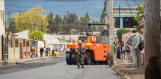 La Dirección de Obras Públicas del Municipio de Riobamba avanza con el proyecto de reasfaltado de varias vías de la ciudad, alcanzando los primeros 2 kilómetros de los 6.5 km planificados.