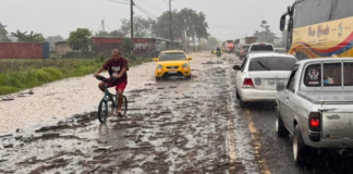 El Gobierno ecuatoriano y las autoridades locales se han visto desbordados ante la magnitud de los daños. Las vías de comunicación, especialmente en áreas rurales y montañosas, han quedado intransitables debido a deslizamientos y el desbordamiento de ríos.