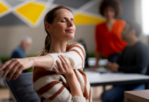 La salud mental en el trabajo ya no es un tema secundario, se ha convertido en un factor clave para el éxito empresarial. De acuerdo con la Organización Mundial de la Salud (OMS), la depresión y la ansiedad generan pérdidas anuales de aproximadamente $1 billón en productividad a nivel mundial.