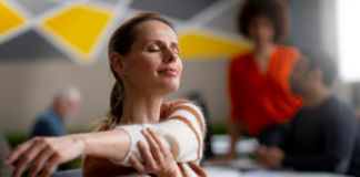 La salud mental en el trabajo ya no es un tema secundario, se ha convertido en un factor clave para el éxito empresarial. De acuerdo con la Organización Mundial de la Salud (OMS), la depresión y la ansiedad generan pérdidas anuales de aproximadamente $1 billón en productividad a nivel mundial.