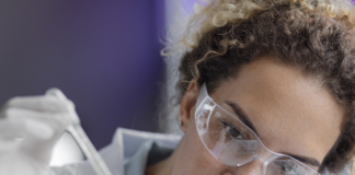 El Día Internacional de la Mujer y la Niña en la Ciencia resalta la importancia de la equidad de género en los campos STEM (ciencia, tecnología, ingeniería y matemáticas), sectores clave para la innovación y el desarrollo.