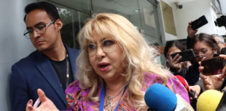 La jueza Nubia Vera acudió este lunes 24 de febrero del 2025, por segunda vez al Ministerio del Trabajo para verificar el cumplimiento de la colocación de una placa con disculpas públicas para la vicepresidenta de Ecuador, Verónica Abad.