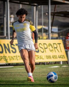Desde la lesión de Rojas en mayo de 2024, la recuperación del extremo ecuatoriano ha sido más compleja de lo esperado y aunque se esperaba que pudiera reincorporarse a la plantilla de Barcelona SC para el inicio de la LigaPro, el futbolista aún no está en condiciones de jugar.