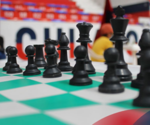 El sábado 1 de febrero, el Coliseo Teodoro Gallegos Borja de Riobamba se inauguró una de las competencias más importantes del ajedrez: la IV Copa Andrés Quizhpe Vaca, Campeonato Abierto de Partidas Rápidas.