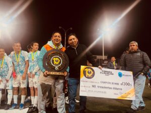 ¡FUE PALIZA¡, no fue uno, ni fueron 2, fueron 8, los goles que marcó Dental Life a Los de Nadie en la gran final del torneo de Bellavista. El enfrentamiento entre ambos equipos estuvo lleno de emoción y adrenalina, cautivando aproximadamente, 200 espectadores que, entre barras y aplausos, no dejaron de apoyar a sus equipos, el resultado final fue 8 a 1.