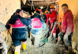 Las intensas lluvias que azotaron Ecuador en las últimas horas han provocado deslizamientos de tierra, inundaciones y graves afectaciones en distintas regiones del país.