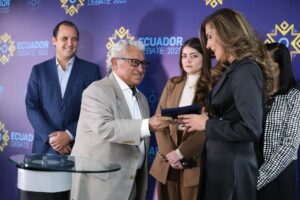 A las 18h00 de este domingo 23 de marzo, el Comité Nacional de Debates entregó a la moderadora Ruth del Salto los sobres sellados que contienen las 5 preguntas que serán formuladas a los candidatos a la Presidencia de la República durante el Debate Presidencial de la Segunda Vuelta.