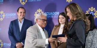 A las 18h00 de este domingo 23 de marzo, el Comité Nacional de Debates entregó a la moderadora Ruth del Salto los sobres sellados que contienen las 5 preguntas que serán formuladas a los candidatos a la Presidencia de la República durante el Debate Presidencial de la Segunda Vuelta.