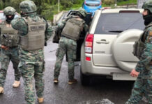 La madrugada del domingo 9 de marzo de 2025, un violento ataque sacudió al Hospital Docente Ambato, en la provincia de Tungurahua. Un grupo armado, presuntamente vinculado a la organización criminal Los Lobos, irrumpió en las instalaciones con la aparente intención de rescatar a un detenido que se encontraba bajo custodia policial.