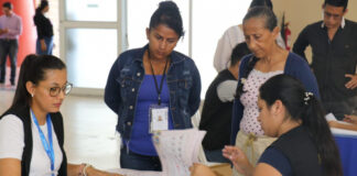 El Consejo Nacional Electoral (CNE) de Ecuador aprobó este jueves, 13 de marzo de 2025, una resolución inédita que prohíbe el uso de celulares y otros dispositivos electrónicos tanto para los votantes como para los miembros de las juntas receptoras del voto, a un mes de la segunda vuelta presidencial del 13 de abril.