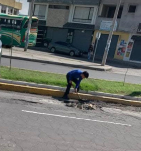 El mal estado de las calles en Riobamba ha obligado a sus propios habitantes a tomar medidas por cuenta propia. Con palas, adoquines y material de relleno improvisado, ciudadanos de distintos sectores han decidido tapar los enormes baches que afectan la movilidad y generan daños en los vehículos, ante la falta de una respuesta efectiva por parte del municipio.