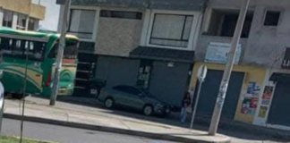 El mal estado de las calles en Riobamba ha obligado a sus propios habitantes a tomar medidas por cuenta propia. Con palas, adoquines y material de relleno improvisado, ciudadanos de distintos sectores han decidido tapar los enormes baches que afectan la movilidad y generan daños en los vehículos, ante la falta de una respuesta efectiva por parte del municipio.