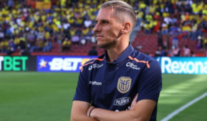 Las decisiones del estratega argentino han sido cuestionadas por hinchas y referentes del fútbol nacional, tras el inesperado debut de Darwin Guagua en la absoluta.
