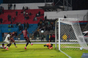 El equipo tungurahuense que de momento hace de local en Riobamba, venció 2-1 a Orense en el estadio Olímpico Fernando Guerrero este 5 de marzo por la Copa Sudamericana y aseguró su presencia entre los 32 clubes que disputarán el certamen continental.