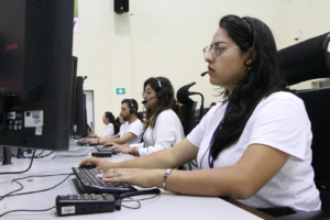 Cada vez que se escucha el sonido de una sirena o una llamada urgente llega a la línea 9-1-1, tras esos momentos de pánico y desesperación, hay mujeres que no solo responden, sino que gestionan, coordinan y, en definitiva, salvan vidas.