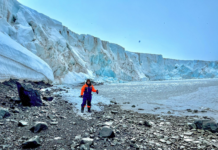 Bajo las extremas condiciones climáticas de la Antártida, donde el frío es implacable y la vastedad del océano parece infinita, un ecuatoriano está dejando huella en la investigación polar. Se trata de Rubén Choto Chariguamán, ingeniero químico graduado de la Escuela Superior Politécnica de Chimborazo (ESPOCH), quien forma parte de la XXVIII Expedición Antártica Ecuatoriana y lidera investigaciones clave para el entendimiento de los cambios ambientales en la región más fría del planeta.