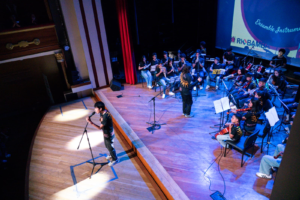En conmemoración del Día Internacional de la Mujer, el Teatro León fue el escenario del concierto "Grandes Diosas", un evento organizado por la Unidad Educativa San Felipe Neri en colaboración con el Municipio de Riobamba.