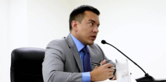 El presidente de Ecuador, Daniel Noboa, firmó un decreto ejecutivo con el que revoca su propuesta de otorgar amnistía migratoria y establecer un proceso de regularización para ciudadanos venezolanos y sus familias que hayan realizado el Registro de Permanencia Migratoria en el país.