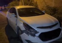 Lo que inició como un control de rutina en la vía a Chambo se convirtió en una intensa persecución policial que culminó con la aprehensión de un ciudadano armado. La Subzona de Policía de Chimborazo informó que el incidente se registró el 10 de marzo, cuando un vehículo con vidrios polarizados y sin placa delantera evadió un control policial a alta velocidad.