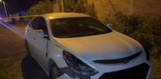 Lo que inició como un control de rutina en la vía a Chambo se convirtió en una intensa persecución policial que culminó con la aprehensión de un ciudadano armado. La Subzona de Policía de Chimborazo informó que el incidente se registró el 10 de marzo, cuando un vehículo con vidrios polarizados y sin placa delantera evadió un control policial a alta velocidad.