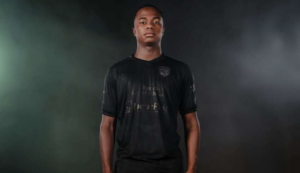 El club Orense SC ha presentado su tercera equipación de la temporada con un mensaje contundente: luchar contra el racismo y promover la igualdad dentro y fuera de la cancha. La camiseta, de diseño completamente negro, simboliza la diversidad y la unión, destacándose por su estética y por el impacto social.