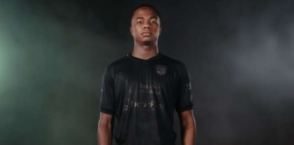 El club Orense SC ha presentado su tercera equipación de la temporada con un mensaje contundente: luchar contra el racismo y promover la igualdad dentro y fuera de la cancha. La camiseta, de diseño completamente negro, simboliza la diversidad y la unión, destacándose por su estética y por el impacto social.