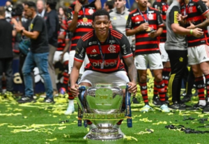Gonzalo Plata vive un gran momento en Brasil con Flamengo, el extremo ecuatoriano, viene de ser campeón con su equipo en el estadual. El tricolor ha encontrado en Brasil de nuevo su mejor nivel, e incluso abriéndose un lugar en el once de la Selección de Ecuador.