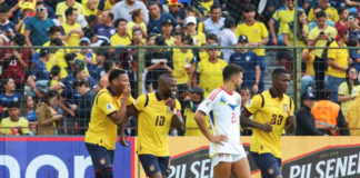 La Selección Ecuatoriana de Fútbol está a dos fechas de resultados positivos para clasificar al Mundial 2026, su reciente triunfo por 2-1 ante Venezuela, permitió un paso más en esa dirección. Sin embargo, aunque la victoria fortalece su posición en la tabla, aún quedan puntos en disputa por delante.