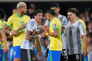 La goleada histórica que Argentina le propinó a Brasil en Buenos Aires ha sido recibido catastróficamente. Con un contundente 4-1 en el estadio Monumental, la Verdeamarela sufrió una de sus derrotas más humillantes en los últimos tiempos.